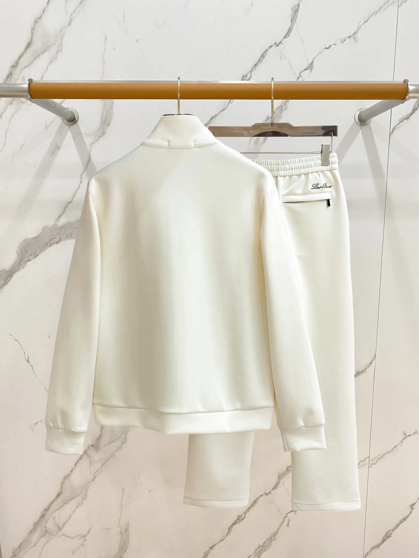LP New Arrival counter Same Style casual suit, Breathable, comfortable and casual! Full of high-end feel! The details are exquisite and high-end, and the workmanship is impeccable! The original Premium fabric is very high-end! The fabric is crisp and anti-wrinkle Wear-Resistant, warm, neat and stylish. Everyone must buy a set this autumn and winter. They must look cool and cool when wearing them. We especially recommend Sizes M-3XL